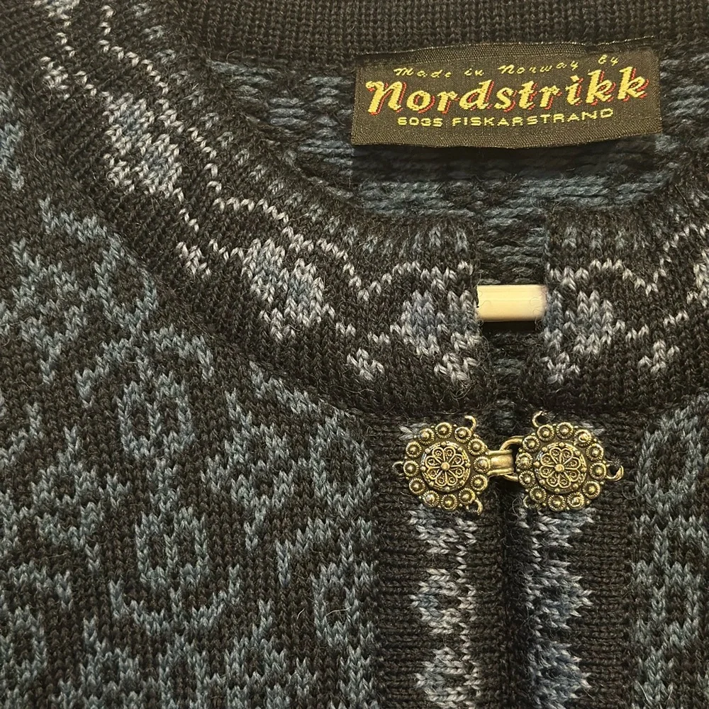 Stunning Women's Nordstrikk wool cardigan, size Large EUC - Picture 2 of 4